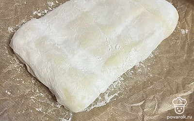 Закрываем начинку тестом, формируя будущий пирог.