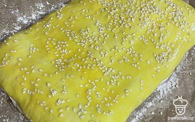 Яйцо взбиваем со столовой ложкой молока. Смазавшем пирог полученной смесью. Посыпаем кунжутом.