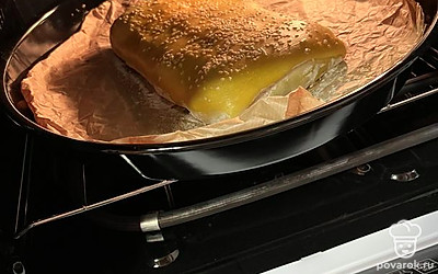 Отправляем выпекаться в разогретую духовку на 25-30 минут при 180 градусах.