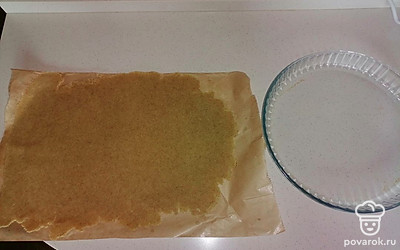 Приготовим тесто. Пшеничную и ржаную муку, соль, разрыхлитель смешиваем в одной миске. Подготовим 1 желток, сливочное масло и воду. Смешиваем сухие ингредиенты со сливочным маслом. Удобно это делать в кухонном комбайне. Получается крошка. Затем добавляем желток и воду. Тесто получится эластичным, не липким. Распределяет тесто на пергаменте и отправляем в холодильник на 1 час для стабилизации. 