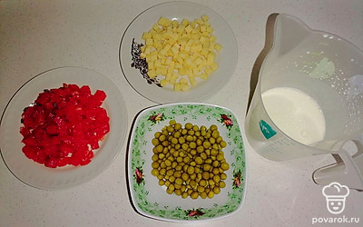 Начинка. Рыбу и сыр режем кубиком. В отдельной миске смешиваем яйцо и сметану. С горошка сливаем жидкость. 