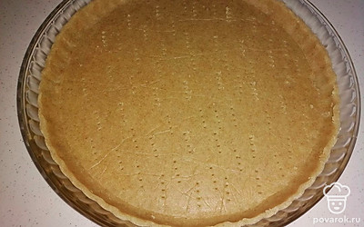 Делаем тарталетку. Вырезаем тесто по форме для выпечки и распределяем его по дну. Делаем бортики. Накалываем вилкой. Песочную основу необходимо подморозить перед выпечкой в течение получаса. Выпекаем песочную основу при температуре 170 градусов в течение 15 минут до легкого золотистого цвета.