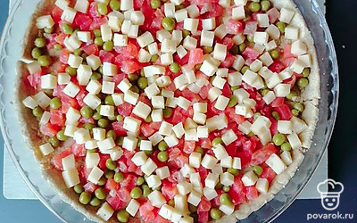 Достаем основу из духовки, распределяем начинку.