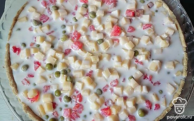 Заливаем яйцом, смешанным со сметаной.