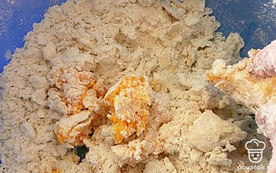 Смешать сливочное масло, муку, сахар, яйцо. Замесить песочное тесто. Оставить на 30 минут в холодильнике.