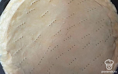 Выложить в форму и проткнуть вилкой, засыпать горохом, чтобы тесто не поднялось. Выпекать в духовке 15 минут.
