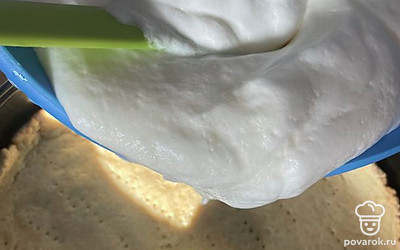 Взбить яйца с сахаром. Можно отдельно белки, отдельно желтки. Смешать с ванилином и сметаной до пышной пены. Выложить на остывшее тесто.