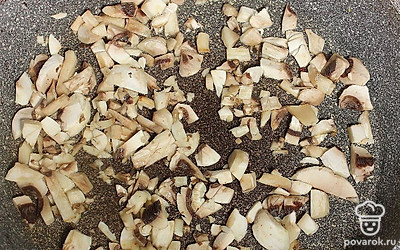 Обжарьте на сковороде, где жарилась грудинка, 3 минуты. 