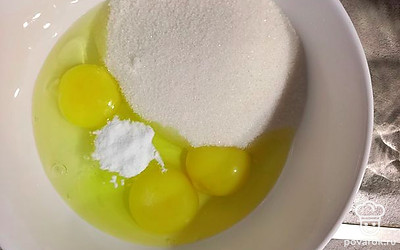 Яйца смешать с сахаром и ванилином.
