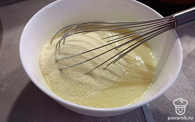 Добавить кефир, манку и в конце муку.