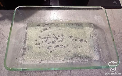 Форму для выпекания смазать растительным маслом и посыпать манкой.