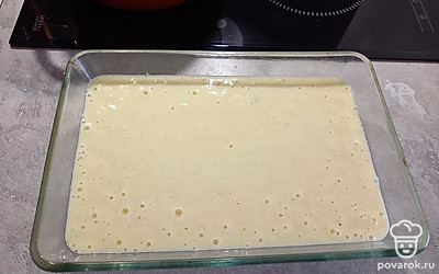 Все ингредиенты хорошо размешать и выложить в форму. Выпекать 35-40 минут при 180 градусах.