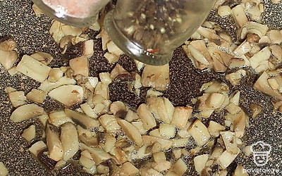 Посолите и поперчите. 