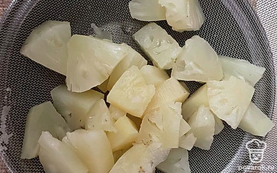 Слейте с ананасов сироп.