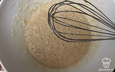 С помощью миксера смешайте сливочное масло с сахаром, добавьте яйца.