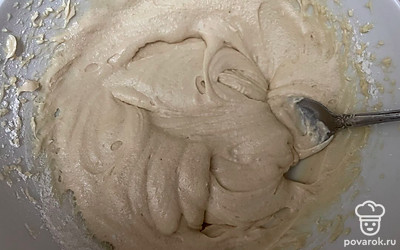 Введите разрыхлитель, муку и сироп.