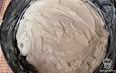 Выложите тесто сверху на ананасы, выпекайте 35-40 минут при 180 градусах.