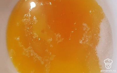 Растопленное сливочное масло соединить с сахаром и перемешать.