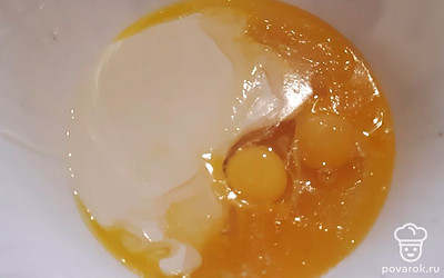 Добавить мед, яйца, растительное масло кефир. Смешать. 