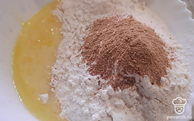Ввести муку разрыхлитель, соль, корицу, имбирь. Соединить. 