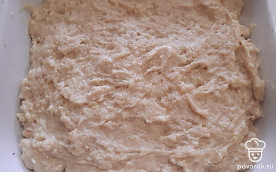 Тесто выложить в форму. Отправить в разогретую до 160 градусов духовку на 40 минут. 