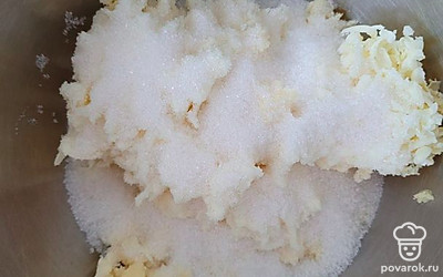 Замороженное сливочное масло растираем на крупной терке, можно через мясорубку. Добавляем сахара 150-200 грамм. Перемешиваем.