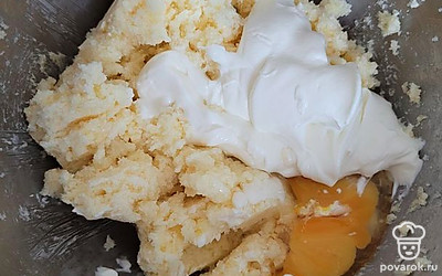 Добавляем сметану и яйцо. Смешиваем.