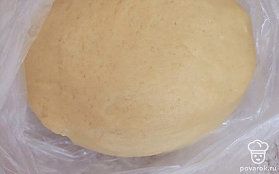Постепенно добавляем муку с разрыхлителем и с солью, если хочется. Указана примерная граммовка. Комок теста складываем в пакет и убираем в холодильник на 1 час.