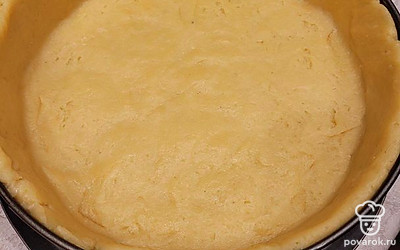 В форму выкладываем тесто: на дно и бортики. Смазывать ничем не нужно. 