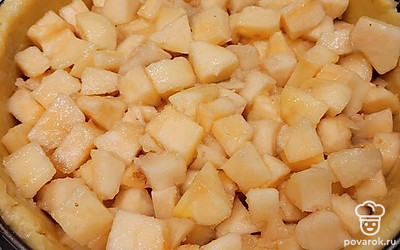 Кладем в форму нарезанную кубиком грушу. Можно использовать и другой фрукт, с бананами получается вообще бомбезно!