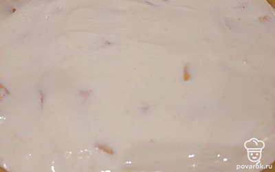 Смешиваем оставшуюся сметану, сахар и сливки. Заливкой покрываем грушу. Отправляем выпекаться примерно на 50 минут при 180 градусах.