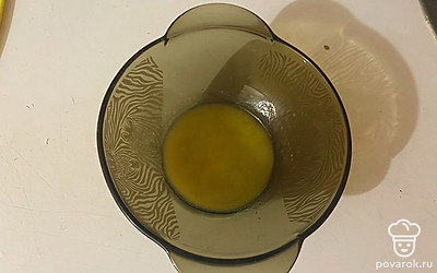 Сливочное масло растопите в микроволновой печи в течении одной минуты. 