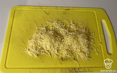 Сыр натрите на мелкой тёрке. 