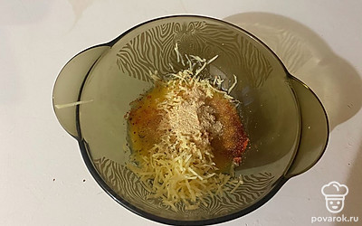 В растопленному маслу добавьте натёртый сыр, соль, чеснок и копчёную паприку. 