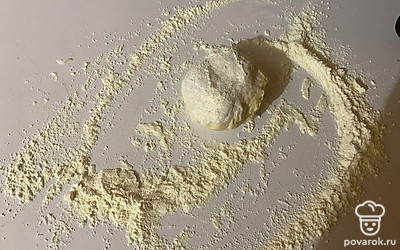 Стол припылите мукой и выложите на него тесто.