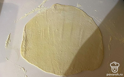 Тесто раскатайте в тонкий пласт. 