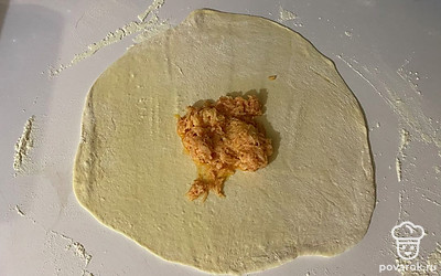 Выложите на него начинку.