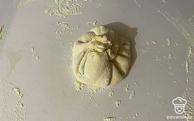 Защепите края теста между собой как показано на фото.