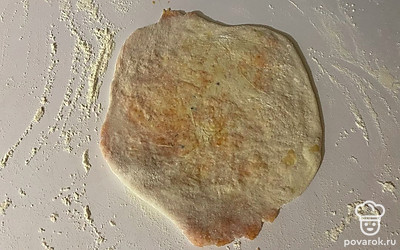 Полученную булочку слегка раскатайте в лепёшку. 