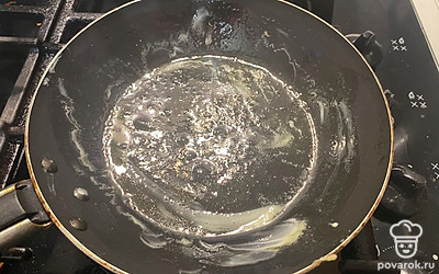 На сковороде растопите маргарин. 