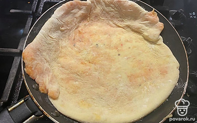 Выложите на него лепёшку. 