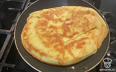 Обжаривайте лепёшку с каждой стороны по пять минут.