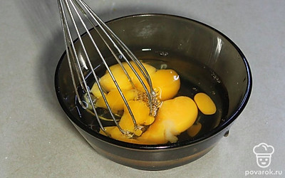 2 яйца разбейте в пиалу. Посолите и взбейте венчиком или вилкой.