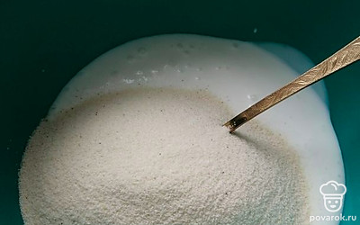 Смешаем кефир и манку. Оставим настаивать 15 минут.