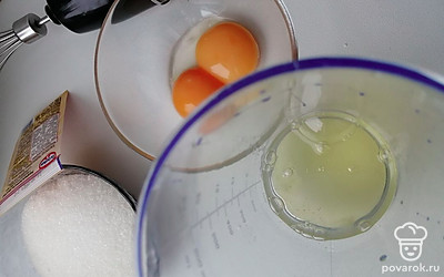 Сбиваем белок до пиков, добавляем сахар и желток. Смешиваем все ингредиенты и добавляем разрыхлитель теста.