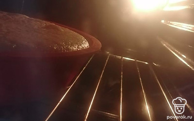 Убираем в духовку на 30 минут при 180 градусах.