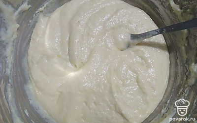 Залейте манку кефиром, дайте настояться 30 минут. 