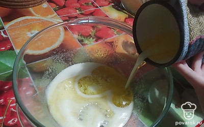 Яйца взбейте с солью и сахаром, добавьте в манку и кефир, затем влейте растопленное сливочное масло.