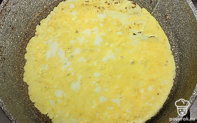 Вылейте яйца в сковороду и готовьте 1 минуту. 