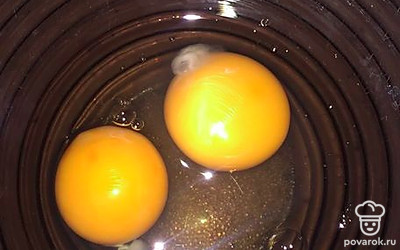 Разбейте в приготовленную миску 2 куриных яйца и перемешайте с щепоткой соли.